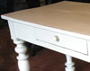 Tavolinetto decorato verniciato in bianco ed invecchiato